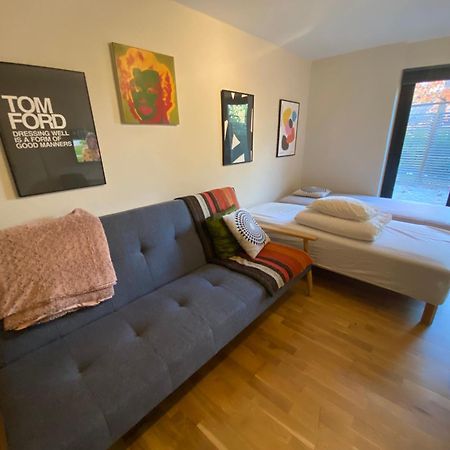 Вілла Townhouse On Arlanda Stockholm Metro Line - Easy Checkin Соллентуна Екстер'єр фото