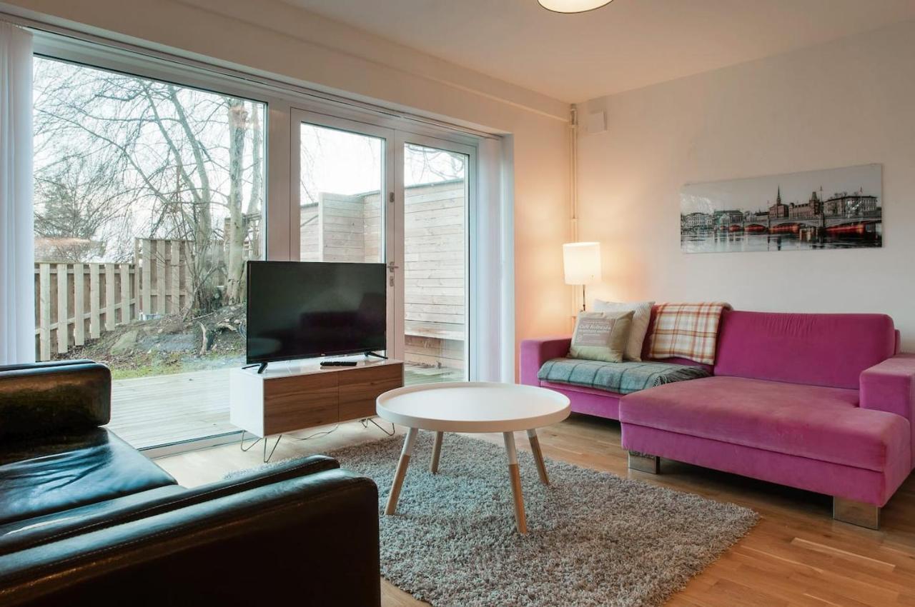 Вілла Townhouse On Arlanda Stockholm Metro Line - Easy Checkin Соллентуна Екстер'єр фото