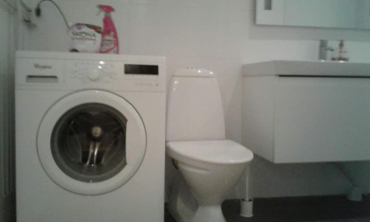 Вілла Townhouse On Arlanda Stockholm Metro Line - Easy Checkin Соллентуна Екстер'єр фото