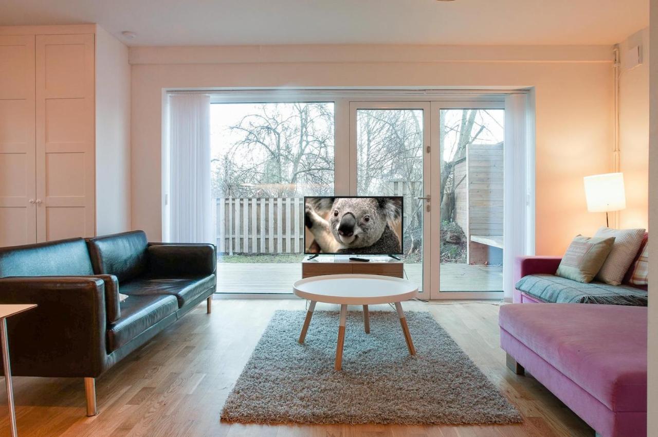 Вілла Townhouse On Arlanda Stockholm Metro Line - Easy Checkin Соллентуна Екстер'єр фото
